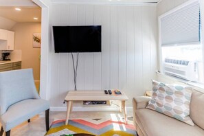 Living area - Light, bright studio (San Diego)