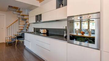 Fridge, oven, dishwasher, coffee/tea maker