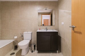 Baignoire, sèche-cheveux, shampoing