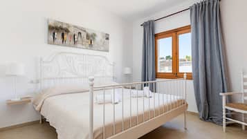 4 bedrooms, iron/ironing board, travel crib, free WiFi