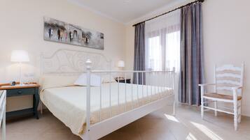 4 dormitorios, tabla de planchar con plancha, cuna de viaje