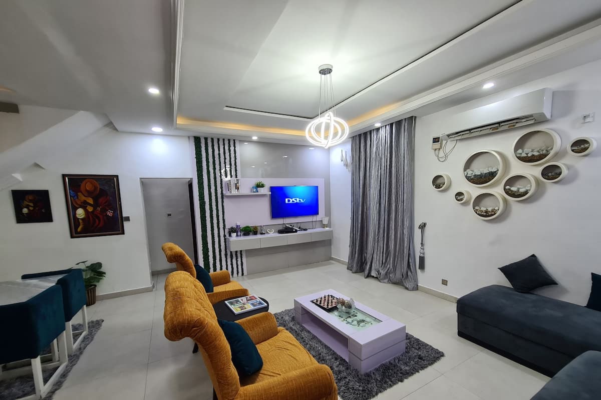 Luxury Apartment, 4 Bedrooms, Beach View | Living area