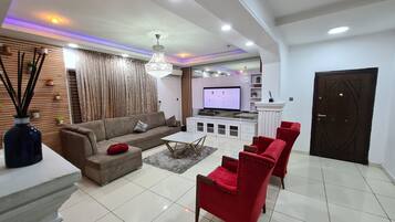 Apartment, 3 Bedrooms, Beach View | Living area