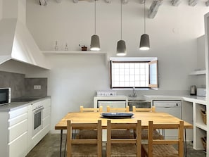 雪櫃、微波爐、焗爐、爐具