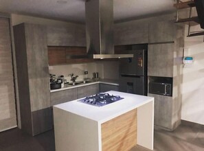 Frigobar, microondas, licuadora