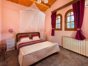 3 slaapkamers, een kluis op de kamer, een strijkplank/strijkijzer, wifi