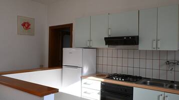 Een koelkast, een oven