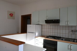 Fridge, oven - M177 - Marcelli, two-room apartment in the center and facing the sea (Marcelli)