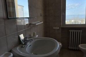 Shower, bidet, towels - M177 - Marcelli, two-room apartment in the center and facing the sea (Marcelli)