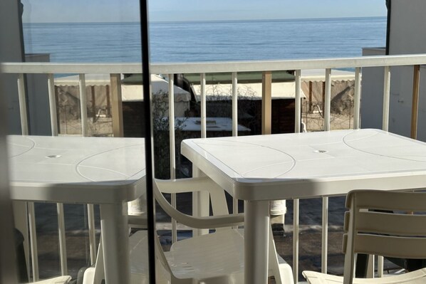 Outdoor dining - M177 - Marcelli, two-room apartment in the center and facing the sea (Marcelli)
