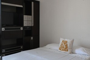 1 bedroom, bed sheets