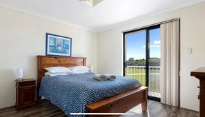 3 bedrooms, iron/ironing board, travel cot, free WiFi - Longbeach Retreat, Beautiful Ocean views at your fingertips (Port Kennedy)