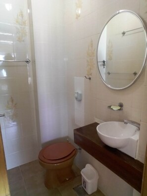Shower - Apartment with panoramic views of Praia do Forte - the best location in Cabo Frio. (Cabo Frio)