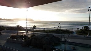 On the beach - Apartment with panoramic views of Praia do Forte - the best location in Cabo Frio. (Cabo Frio)