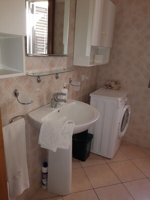 Dutxa, assecador de cabells i bidet 