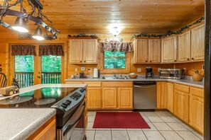 Fridge, microwave, oven, stovetop - Less than 15 Min 2 Pigeon Forge Parkway/Spacious (Sevierville)