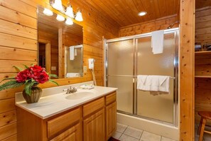 Bathtub, hair dryer, towels - Less than 15 Min 2 Pigeon Forge Parkway/Spacious (Sevierville)