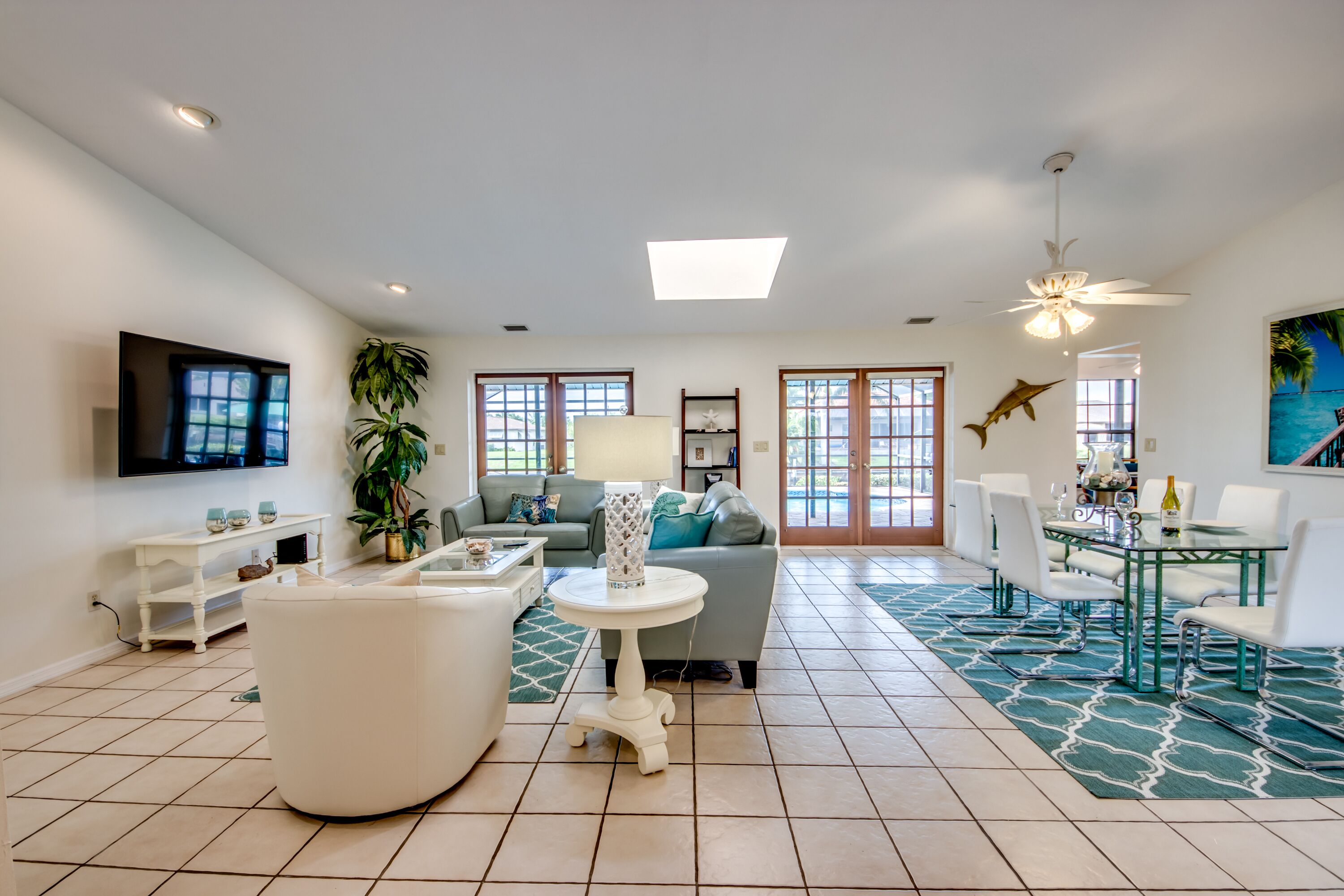 Fernseher, Bücher, Stereoanlage