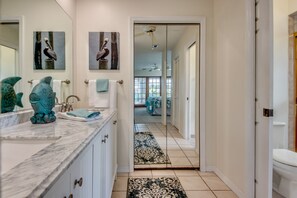 Combined shower/bathtub, hair dryer, towels