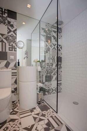 Shower, hair dryer, towels - Liiiving in Porto | Cozy & Chic Downtown (Porto)