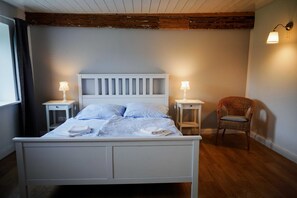 2 bedrooms, travel cot, WiFi, bed sheets