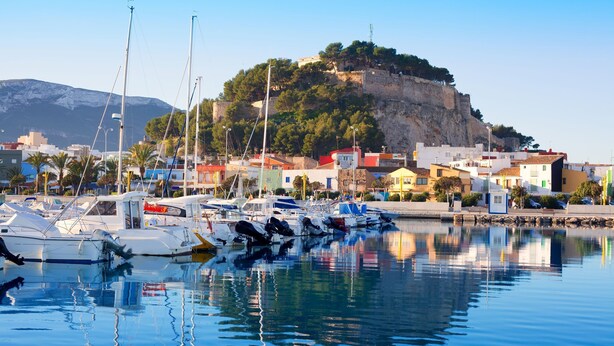 A marina with boats docked, a rocky hill with buildings, and clear skies. - aldeamar, bungalow - 2 bedrooms in quiet urbanization. (Els Poblets)