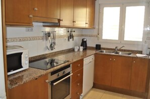 Mikrobølgeovn, ovn, oppvaskmaskin og kaffetrakter/tekoker