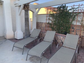 Terrace/patio - Tropical Sunridge Estates Large Family Pool Retreat-6 minutes to Lake Mohave! (Bullhead City)