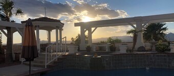 Tropical Sunridge Estates Large Family Pool Retreat-6 minutes to Lake Mohave!