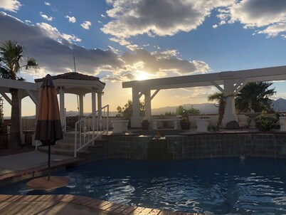 Tropical Sunridge Estates Large Family Pool Retreat-6 minutes to Lake Mohave!