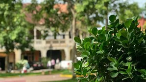 A sign for Kampot Pepper with amenities including souvenirs, free WiFi, and a drink room. - Maison Rivera Guest House (Kampot)