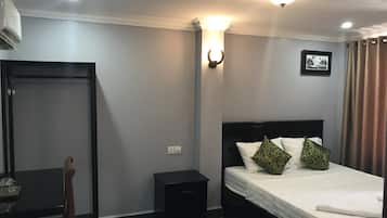 Standaard tweepersoonskamer | Een bureau, verduisterende gordijnen, geluiddichte muren, gratis wifi