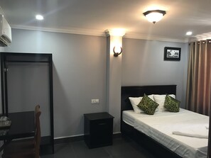 Standard Double Room | Desk, blackout drapes, soundproofing, free WiFi - Maison Rivera Guest House (Kampot)