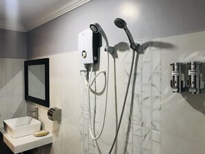 Shower, free toiletries, slippers, towels - Maison Rivera Guest House (Kampot)