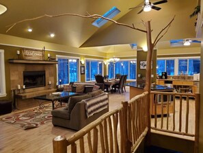 TV, fireplace - Woodshores Retreat - walk to beach, hot tub, pets (Coloma)