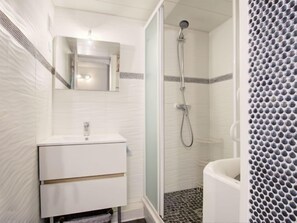 Bathroom - Les Villageoises by Interhome (Le Barcarès)