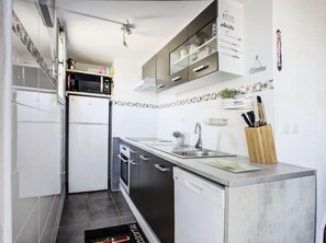 Fridge, microwave, oven, cookware/dishes/utensils - Les Villageoises by Interhome (Le Barcarès)