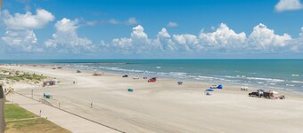 Je kunt niet dichter bij het strand komen dan dit! Aan het strand genieten!