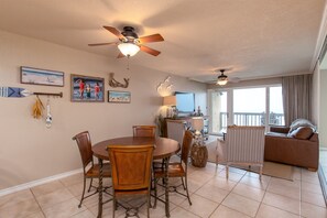 Una televisión, un reproductor de DVD