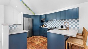 Réfrigérateur, four à micro-ondes, un four, surface de cuisson
