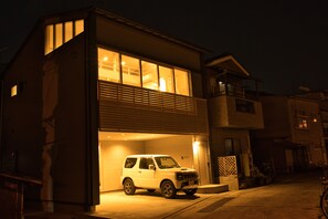 Voorkant accommodatie - avond/nacht