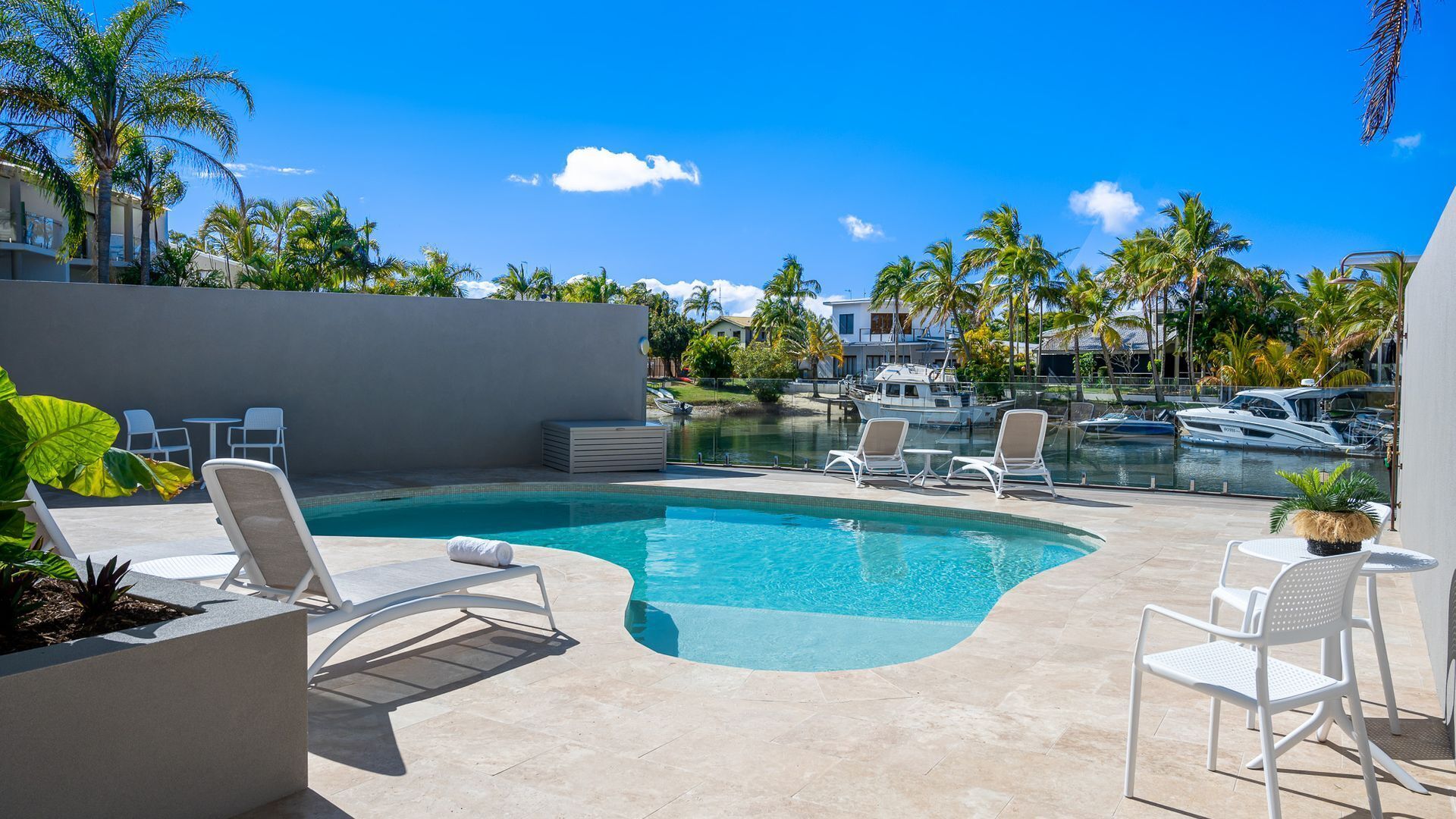 Beautiful unit on the canal at Noosa Sound. Unit 8 — image 5