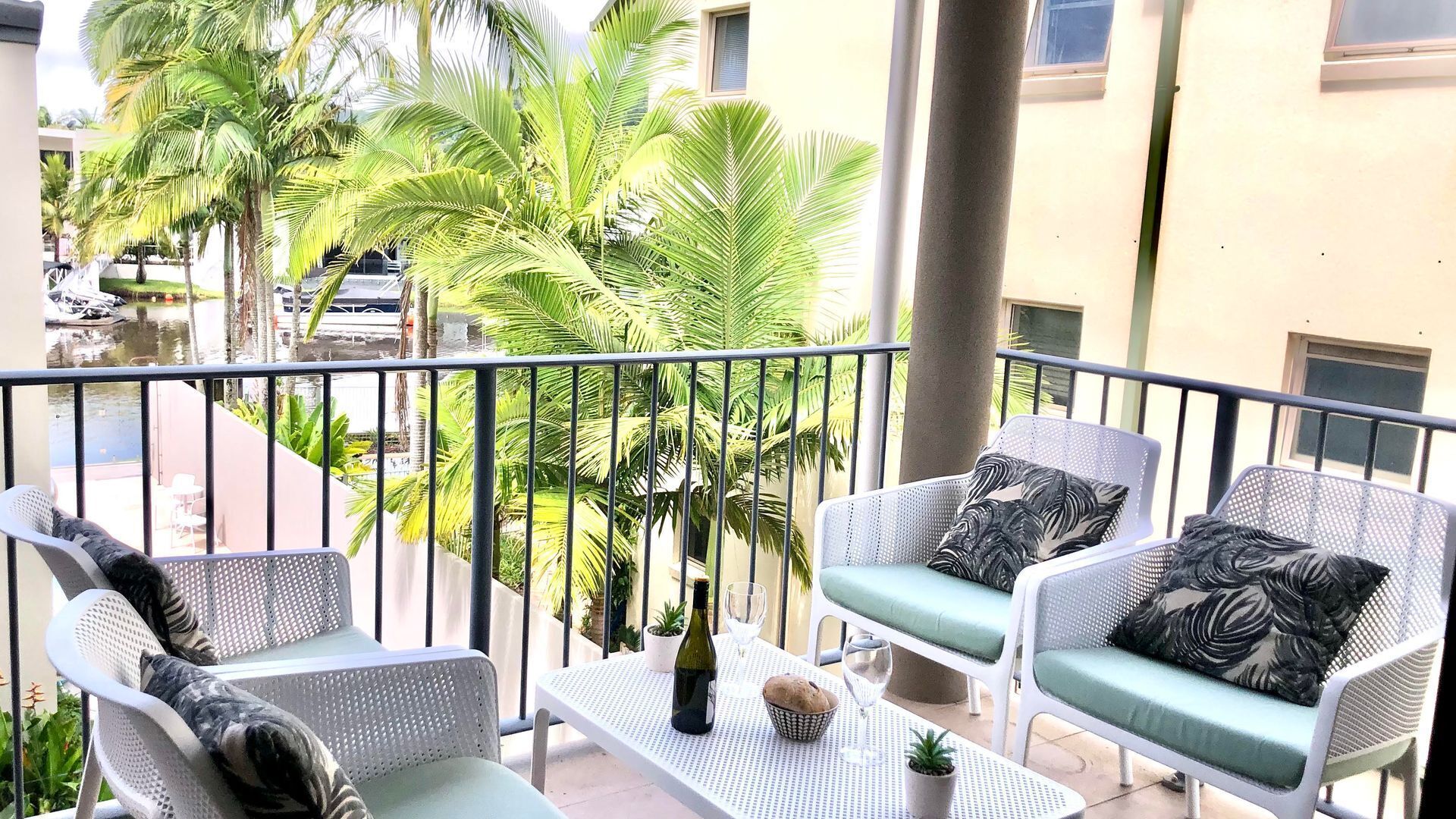 Beautiful unit on the canal at Noosa Sound. Unit 8 — image 13