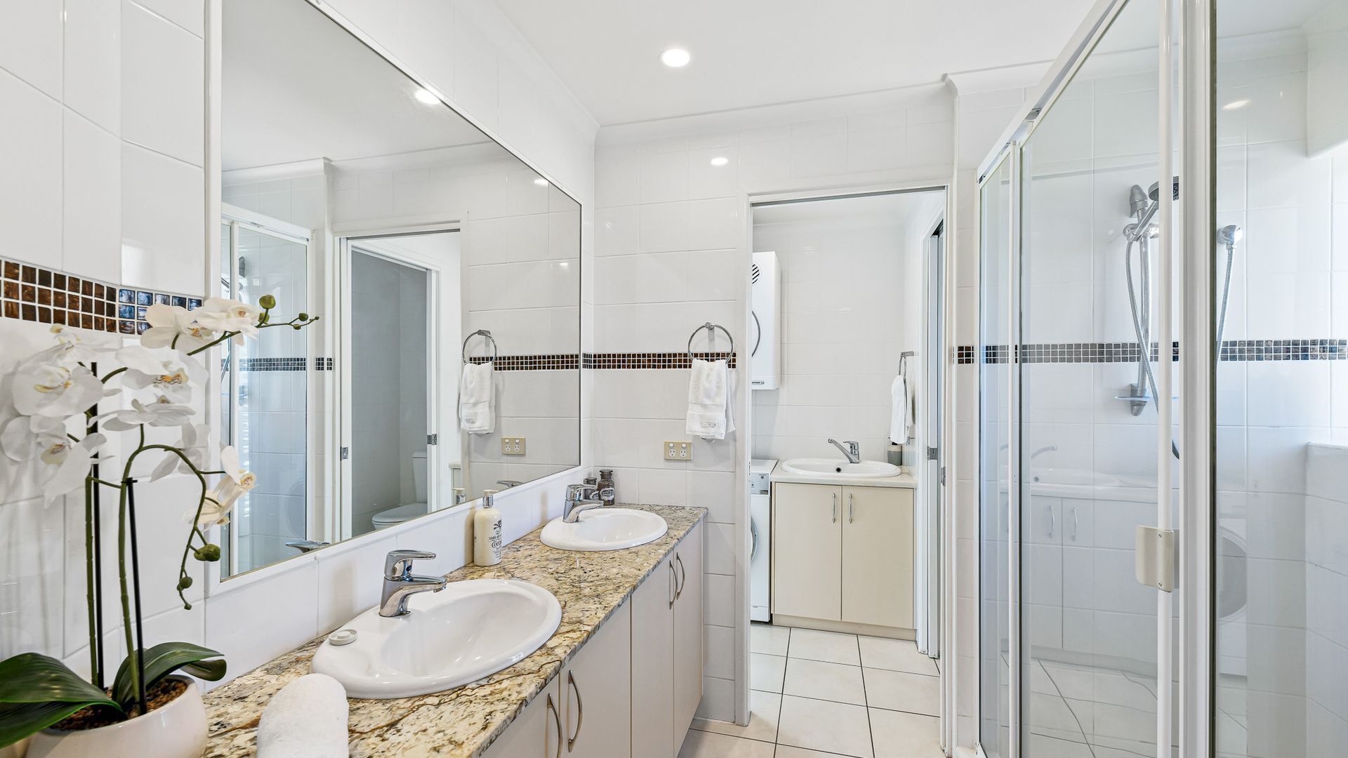 Beautiful unit on the canal at Noosa Sound. Unit 8 — image 7