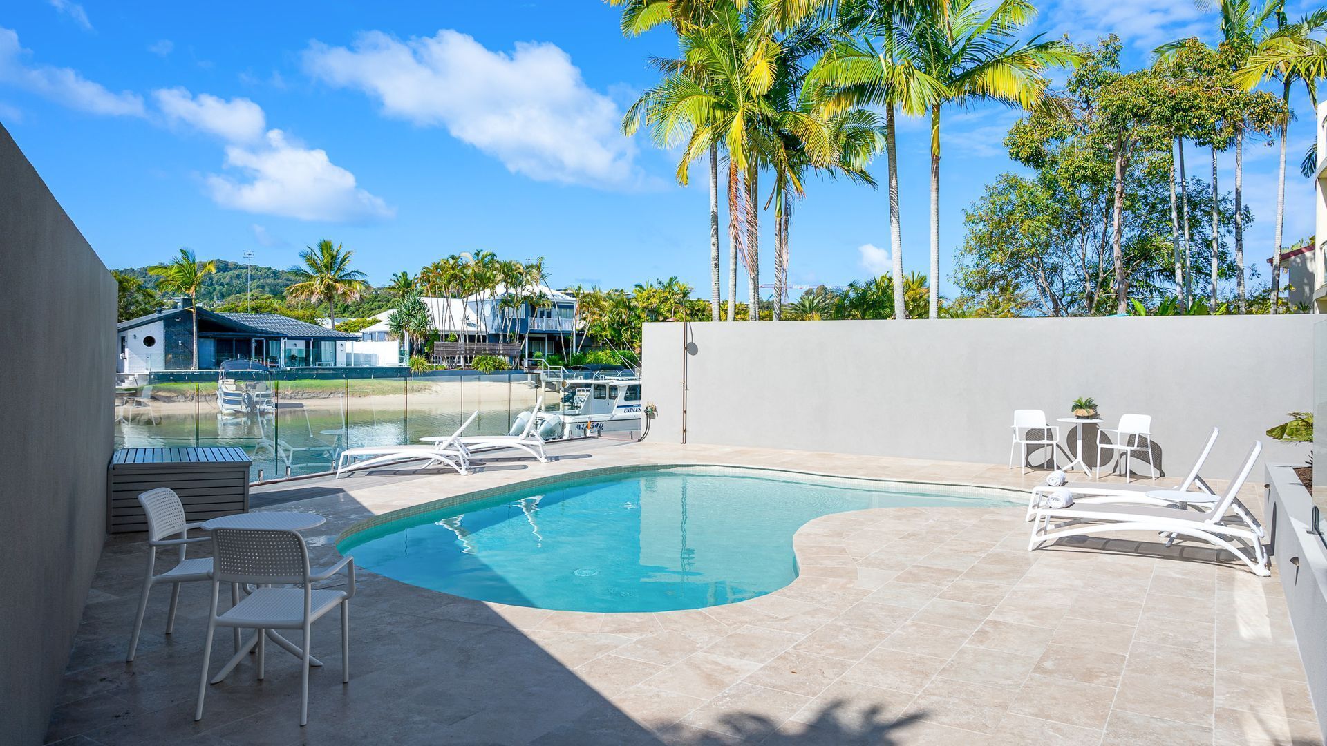 Beautiful unit on the canal at Noosa Sound. Unit 8 — image 4