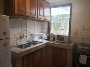 Fridge, microwave, oven, coffee/tea maker - Quiet garden in town (Yaounde)