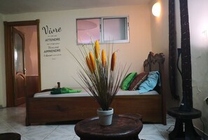 2 bedrooms, iron/ironing board, WiFi, bed sheets - Quiet garden in town (Yaounde)