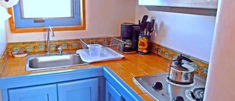 Réfrigérateur, micro-ondes, plaque de cuisson, cafetiÚre/bouilloire