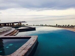 Una piscina al aire libre, una piscina climatizada
