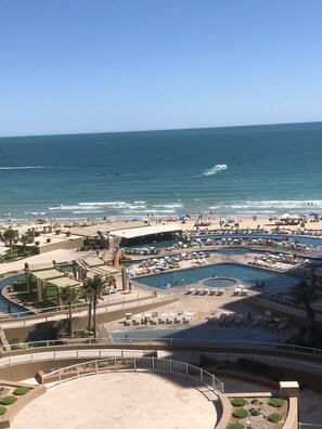 Playa en los alrededores, camastros y toallas de playa 